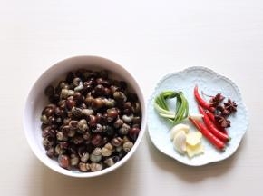 食材准备：螺蛳提前清洗干净（我在超市买的田螺，尾部已处理好，回家清水过几次就好）葱姜蒜、小米辣、八角