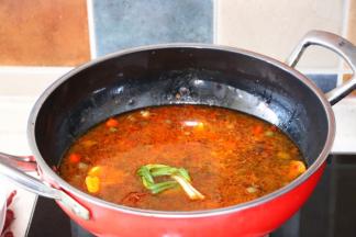 加清水没过螺蛳放入葱大火烧开，小火继续焖