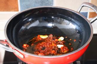 放入1勺红油郫县豆瓣酱翻炒出红油