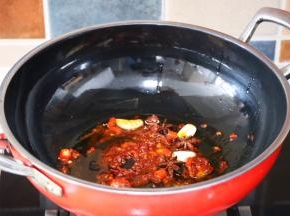 放入1勺红油郫县豆瓣酱翻炒出红油