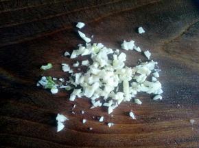 这时候来准备别的食材，蒜切末