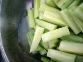 黄瓜腌出了一些水，把它倒掉不要
