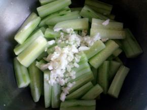 黄瓜上放入蒜
