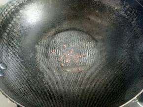放入花椒粒，爆香后捞出不要
