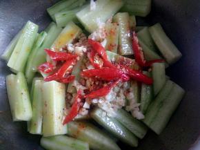 把热油浇在黄瓜上