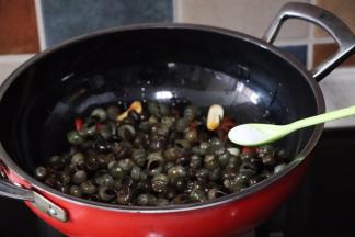 放入螺蛳加适量的盐