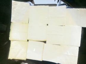 锅里油热放入豆腐煎