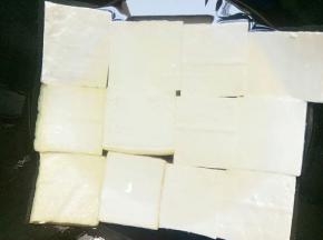 锅里油热放入豆腐煎