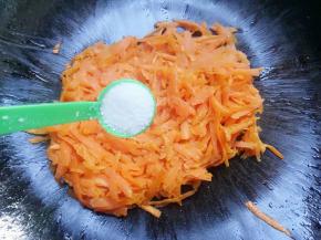 再加入一勺盐翻均匀