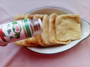 煎好的豆腐撒上椒盐粉