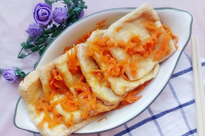 胡萝卜盖椒盐豆腐