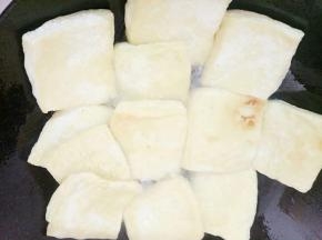 再翻另一面煎到两面都金黄