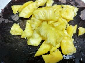2个大菠萝，洗干净，切成4块去芯，掰成小块。