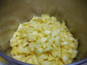 把没有剔除干净的菠萝眼用手挑出来，再用刀把菠萝切成丁。