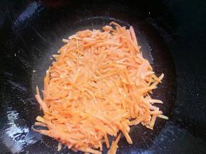 锅里倒剩一点油，放入胡萝卜翻炒