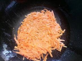 锅里倒剩一点油，放入胡萝卜翻炒