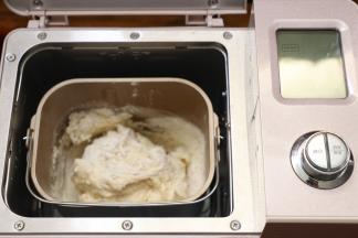 以上配方适用于学厨金色水立方不沾吐司盒3个的用量。
把中种面团的用量放入面包机启动和面10分钟，放入冰箱冷藏一晚。