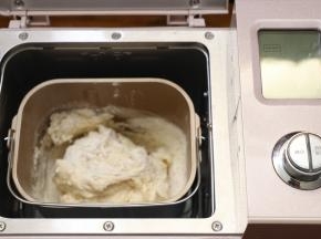 以上配方适用于学厨金色水立方不沾吐司盒3个的用量。
把中种面团的用量放入面包机启动和面10分钟，放入冰箱冷藏一晚。