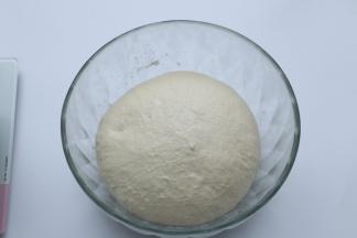 取出面团揉一揉，撕成小块，放入面包桶底层。