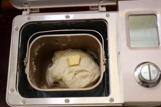 面团揉匀后加入黄油，再次启动10分钟揉面程序。