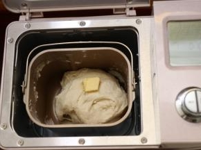 面团揉匀后加入黄油，再次启动10分钟揉面程序。