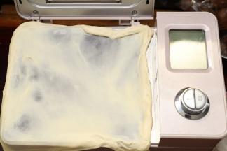 把面团揉至扩展阶段，也就是手膜。放入面包机启动发酵程序40分钟。