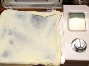 把面团揉至扩展阶段，也就是手膜。放入面包机启动发酵程序40分钟。