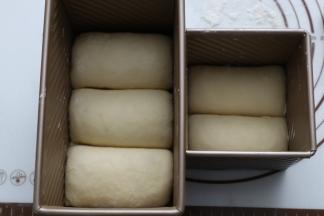 依次整齐放入吐司盒。