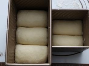 依次整齐放入吐司盒。