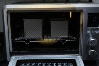 放入东菱烤箱下层，上下火38度，60分钟。最底层放入一碗热开水，有助于增加湿度帮助发酵。