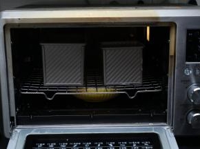 放入东菱烤箱下层，上下火38度，60分钟。最底层放入一碗热开水，有助于增加湿度帮助发酵。