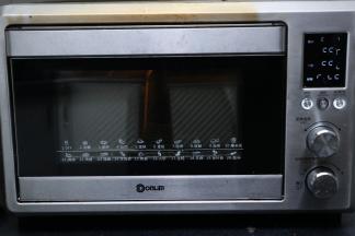 盖上吐司盖，放入最底层。东菱烤箱155度，烘烤45分钟。