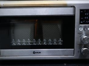 盖上吐司盖，放入最底层。东菱烤箱155度，烘烤45分钟。