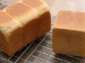 烘烤结束后戴上手套，趁热从模具中倒入网架，必免产生不必要的水份。