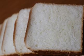 吐司切片备用。