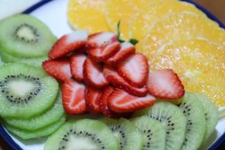 把要用的水果去片切片整好。