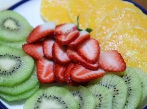 把要用的水果去片切片整好。