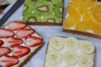 抹上色拉酱，果酱，或奶油，都可以，再铺上切好的水果片，美美的水果吐司就这样做好啦。