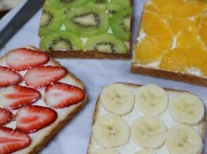 抹上色拉酱，果酱，或奶油，都可以，再铺上切好的水果片，美美的水果吐司就这样做好啦。
