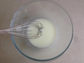 蛋清和蛋黄分别打在两个无水无油的盆里。水和油倒入打蛋盆里，用蛋抽搅拌均匀，这一步一定要做好，两者乳化好，就是没有出现油星和水油分离的状态，一般搅拌2分钟