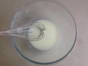 蛋清和蛋黄分别打在两个无水无油的盆里。水和油倒入打蛋盆里，用蛋抽搅拌均匀，这一步一定要做好，两者乳化好，就是没有出现油星和水油分离的状态，一般搅拌2分钟