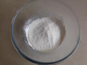 将已提前过筛一次的面粉再过筛进去