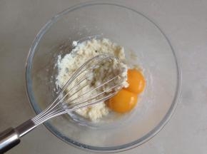 用蛋抽划Z字型拌好不见干粉可以了，将2个蛋黄倒入