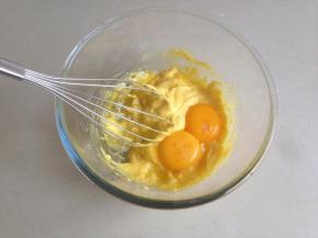 拌好之后再倒入另2个蛋黄
