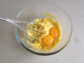 拌好之后再倒入另2个蛋黄