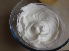 滴几滴新鲜柠檬汁到蛋清里，用电动打蛋器打至起粗泡，加入1/3细砂糖，打至有纹路的时间加入1/3，继续打发至浓稠的状态加入剩下的1/3，最后打至偏干性发泡，我的打蛋器有三档，前两次我用中档，最后一次怕打过了就用1档