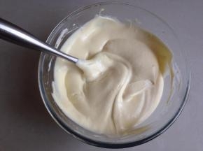 用同样的手法拌均匀，拌好的蛋糕糊很细腻