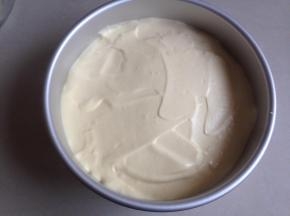 离8寸活底阳极蛋糕上方20CM左右的高度倒入蛋糕糊，在桌面上震两三下，震出里面的气泡