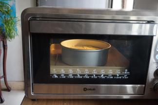 放入已经提前预热到上火120度，下火140度的东菱K40C烤箱下层，烘烤60分钟左右