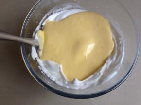 将拌好的蛋糕糊倒入剩余的蛋白霜里